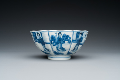 Bol en porcelaine de Chine en bleu et blanc figurant des longues dames et des gar&ccedil;ons jouant, marque de Chenghua, Kangxi