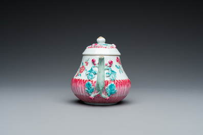 Th&eacute;i&egrave;re couverte en forme de lotus en porcelaine de Chine famille rose, Yongzheng