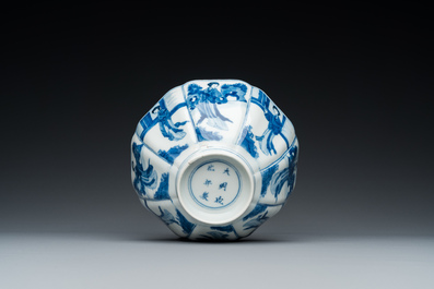 Bol en porcelaine de Chine en bleu et blanc figurant des longues dames et des gar&ccedil;ons jouant, marque de Chenghua, Kangxi