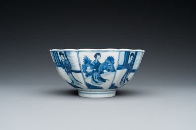 Bol en porcelaine de Chine en bleu et blanc figurant des longues dames et des gar&ccedil;ons jouant, marque de Chenghua, Kangxi