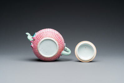 Th&eacute;i&egrave;re couverte en forme de lotus en porcelaine de Chine famille rose, Yongzheng