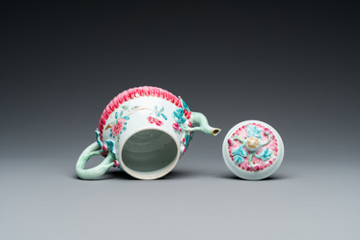Th&eacute;i&egrave;re couverte en forme de lotus en porcelaine de Chine famille rose, Yongzheng