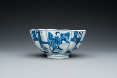 Bol en porcelaine de Chine en bleu et blanc figurant des longues dames et des gar&ccedil;ons jouant, marque de Chenghua, Kangxi
