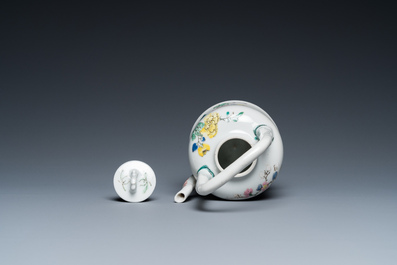 Een Chinese famille rose theepot met deksel, Yongzheng merk en periode