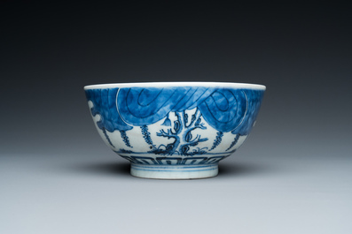 Een Chinese blauw-witte 'Bleu de Hue' kom voor de Vietnamese markt, Thường t&acirc;m lạc sự  賞心樂事 merk, ca. 1830