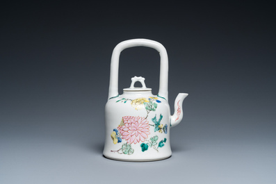 Een Chinese famille rose theepot met deksel, Yongzheng merk en periode