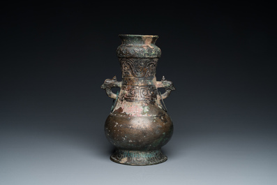 Verseuse &agrave; vin couverte en bronze de type 'hu', Chine, Zhou de l'Est ou ant&eacute;rieur