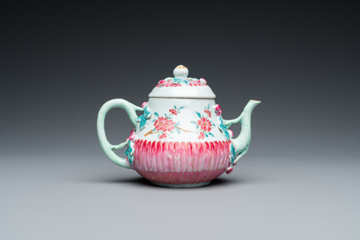 Th&eacute;i&egrave;re couverte en forme de lotus en porcelaine de Chine famille rose, Yongzheng