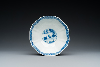 Bol en porcelaine de Chine en bleu et blanc figurant des longues dames et des gar&ccedil;ons jouant, marque de Chenghua, Kangxi