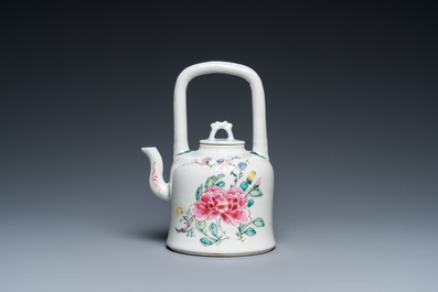 Een Chinese famille rose theepot met deksel, Yongzheng merk en periode