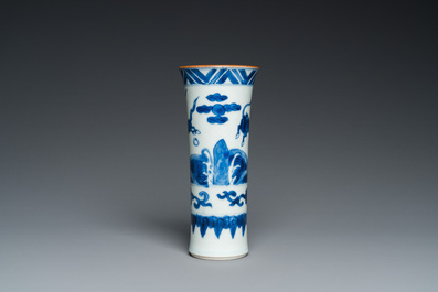 Vase en porcelaine de Chine en bleu et blanc &agrave; d&eacute;cor de chevaux volant, Ming