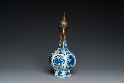 Vase en porcelaine de Chine en bleu et blanc transform&eacute; en verseuse pour le march&eacute; ottoman, Jiajing