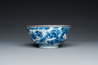 Een Chinese blauw-witte 'Bleu de Hue' kom voor de Vietnamese markt, Minh Mạng Nian Zhi 明命年製 merk, ca. 1830-40