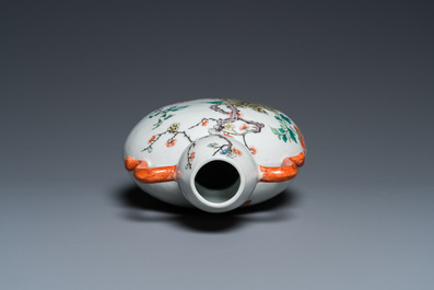 A Chinese famille verte moonflask vase, 'bianhu', Qianlong mark, 19th C.