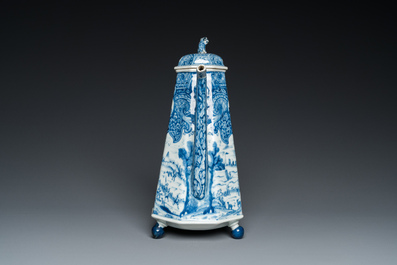 Cafeti&egrave;re couverte en porcelaine de Chine en bleu et blanc &agrave; d&eacute;cor de 'La d&eacute;esse Europe et le taureau', Kangxi