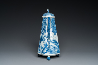 Cafeti&egrave;re couverte en porcelaine de Chine en bleu et blanc &agrave; d&eacute;cor de 'La d&eacute;esse Europe et le taureau', Kangxi