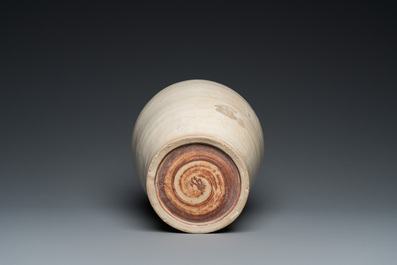 Vase &agrave; quatre anses en gr&egrave;s &eacute;maill&eacute; blanc, Vietnam, Ly, 11/13&egrave;me