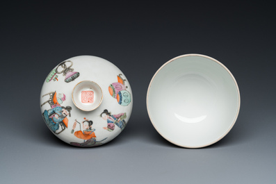 Een Chinese famille rose dekselkom met figuratief decor, Xianfeng merk en periode