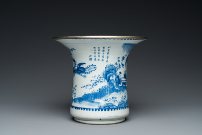 Een Chinese blauw-witte 'Bleu de Hue' kwispedoor voor de Vietnamese koning Khai Dinh, Nội phủ đ&atilde;i tạo 內府待造 mark, ca. 1924