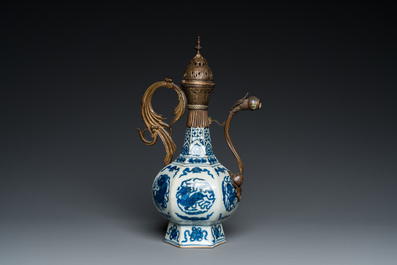 Vase en porcelaine de Chine en bleu et blanc transform&eacute; en verseuse pour le march&eacute; ottoman, Jiajing