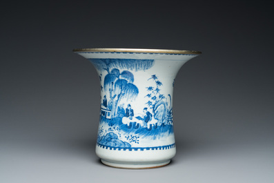 Een Chinese blauw-witte 'Bleu de Hue' kwispedoor voor de Vietnamese koning Khai Dinh, Nội phủ đ&atilde;i tạo 內府待造 mark, ca. 1924