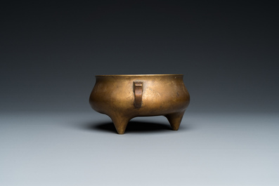 Br&ucirc;le-parfum tripod en bronze, Chine, marque de Xuande, 18&egrave;me