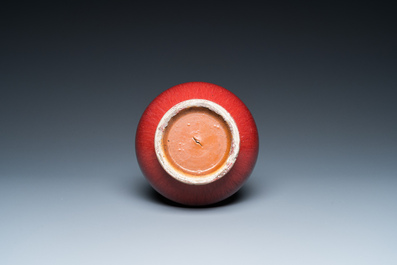 A Chinese 'yuhuchunping' flamb&eacute;-glazed vase, 19th C.