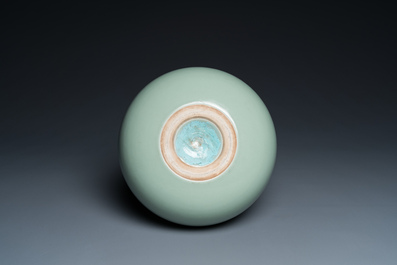 A Chinese monochrome celadon-glazed double gourd vase, 18/19th C.