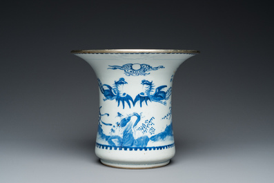 Een Chinese blauw-witte 'Bleu de Hue' kwispedoor voor de Vietnamese koning Khai Dinh, Nội phủ đ&atilde;i tạo 內府待造 mark, ca. 1924