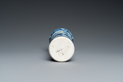 Vase en porcelaine de Chine en bleu et blanc &agrave; d&eacute;cor de chevaux volant, Ming
