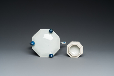 Cafeti&egrave;re couverte en porcelaine de Chine en bleu et blanc &agrave; d&eacute;cor de 'La d&eacute;esse Europe et le taureau', Kangxi