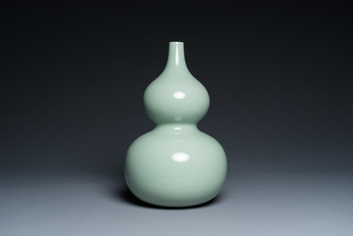 A Chinese monochrome celadon-glazed double gourd vase, 18/19th C.