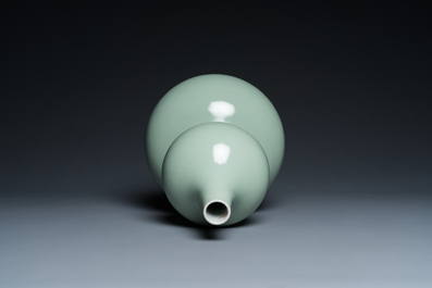 A Chinese monochrome celadon-glazed double gourd vase, 18/19th C.