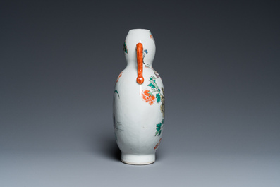 A Chinese famille verte moonflask vase, 'bianhu', Qianlong mark, 19th C.