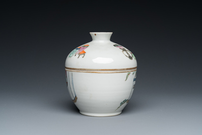 Een Chinese famille rose dekselkom met figuratief decor, Xianfeng merk en periode