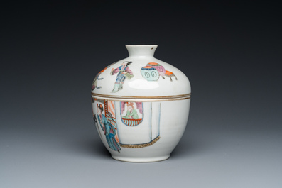 Een Chinese famille rose dekselkom met figuratief decor, Xianfeng merk en periode