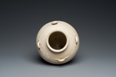 Vase &agrave; quatre anses en gr&egrave;s &eacute;maill&eacute; blanc, Vietnam, Ly, 11/13&egrave;me