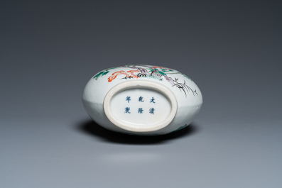 A Chinese famille verte moonflask vase, 'bianhu', Qianlong mark, 19th C.