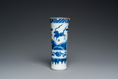 Vase en porcelaine de Chine en bleu et blanc &agrave; d&eacute;cor de chevaux volant, Ming