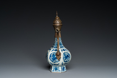 Vase en porcelaine de Chine en bleu et blanc transform&eacute; en verseuse pour le march&eacute; ottoman, Jiajing