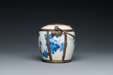 Pipe &agrave; eau en porcelaine de Chine 'Bleu de Hue' pour le Vietnam, marque Thọ 壽, 19&egrave;me