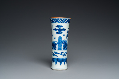 Vase en porcelaine de Chine en bleu et blanc &agrave; d&eacute;cor de chevaux volant, Ming