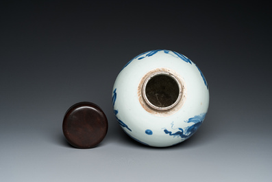 Een Chinese blauw-witte 'kylin' pot, Shunzhi