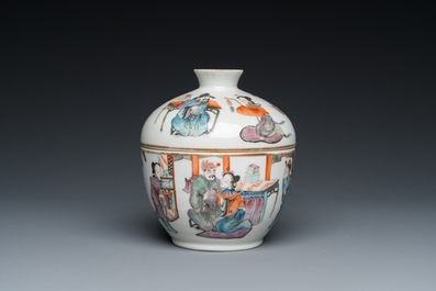 Een Chinese famille rose dekselkom met figuratief decor, Xianfeng merk en periode