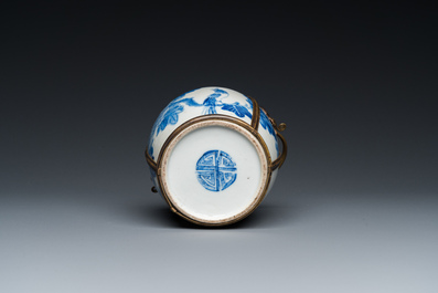 Pipe &agrave; eau en porcelaine de Chine 'Bleu de Hue' pour le Vietnam, marque Thọ 壽, 19&egrave;me