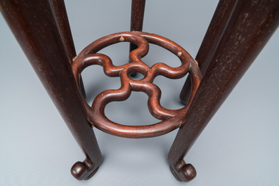 Grand br&ucirc;le-parfum tripod en bronze sur son base et un socle en bois, Chine, Qing