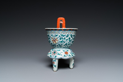 Br&ucirc;le-parfum tripod en porcelaine de Chine doucai, marque de Chenghua, 19/20&egrave;me