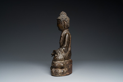 Een grote Chinese gelakte bronzen Boeddha, Ming