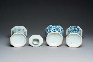 Garniture de trois vases en fa&iuml;ence de Delft en bleu et blanc &agrave; d&eacute;cor d'une rose, 18&egrave;me