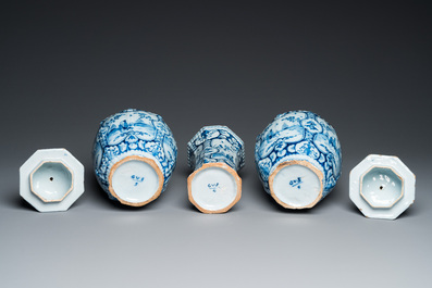 Garniture de trois vases en fa&iuml;ence de Delft en bleu et blanc &agrave; d&eacute;cor chinois, 18&egrave;me